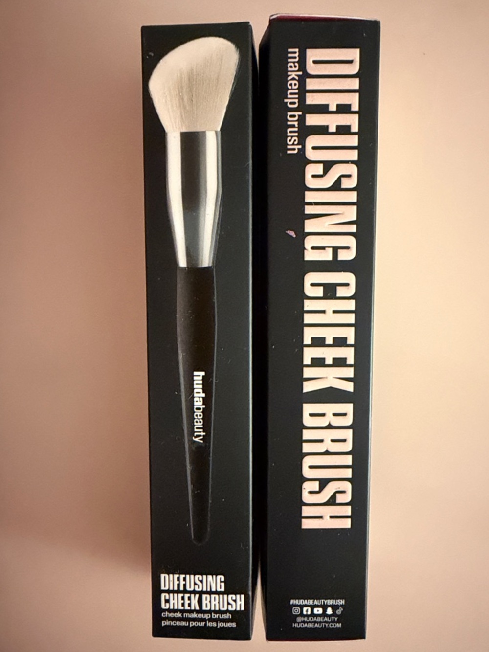 huda beauty Diffusing Cheek Brush (1PC)